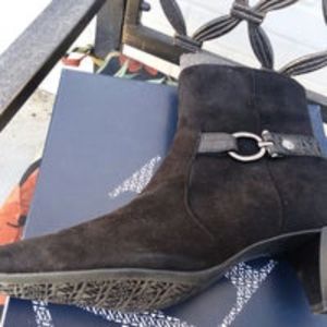 NWOT Anne Klein suede ankle boots
